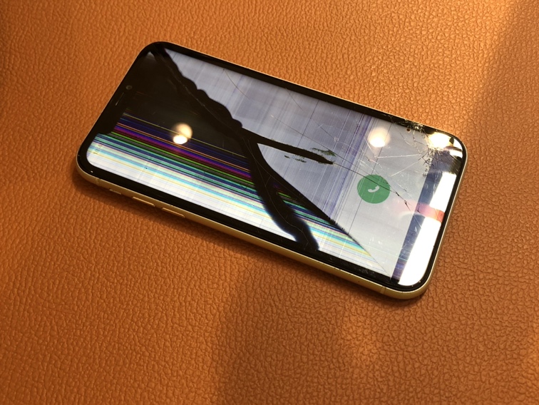 液晶表示不良が起こってしまったiPhone11(アイフォンイレブン)のフロントパネル交換を行いました!
