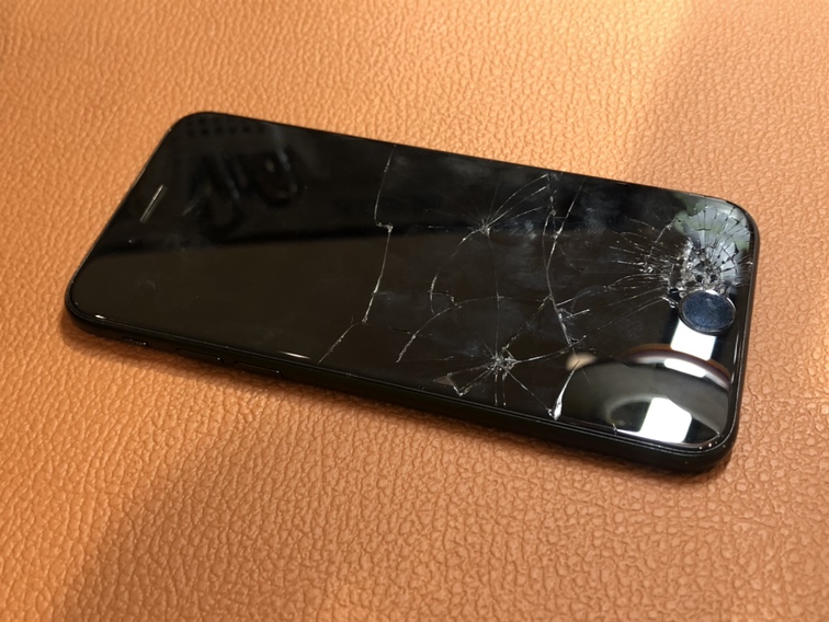画面のガラスが割れてしまったiPhoneSE第二世代(アイフォンエスイー)のフロントパネル交換を行いました!