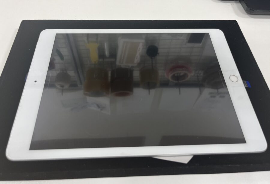 iPad７（アイパッド）ガラス割れ！フロントパネルを交換すればまだ使えるかも知れません！
