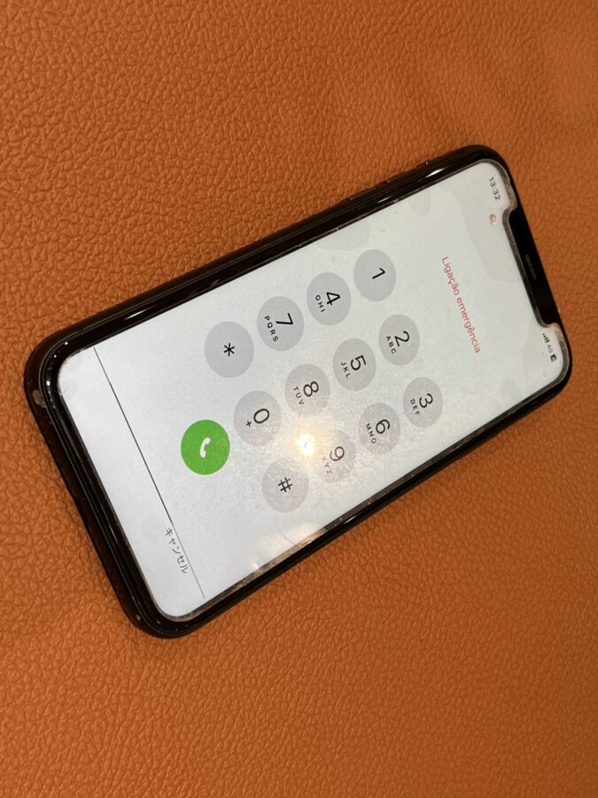 画面に黒い横線が入っているiPhone11(アイフォンイレブン)のフロントパネル交換を承りました!
