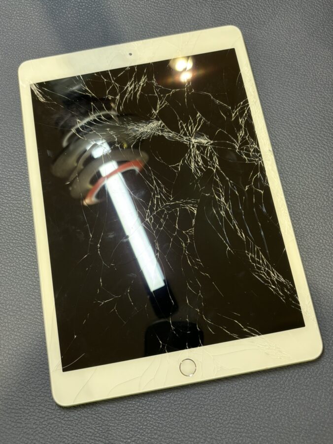 ガラスが激しく割れているiPad(アイパッド)第七世代ガラスの交換を行いました。【スマホ修理工房仙台PARCO2店】