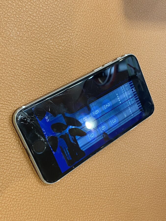 液晶不良のiPhoneSE2(アイフォンSE2)フロントパネルの交換を行いました！【スマホ修理工房仙台PARCO2店】