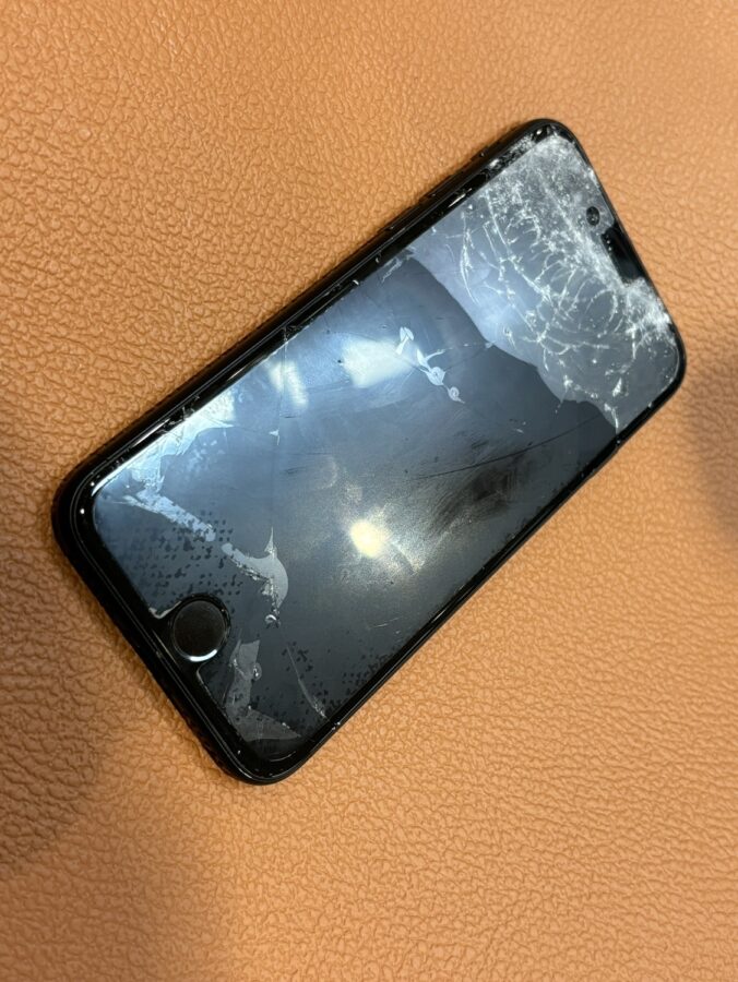 細かくガラスが割れしまって操作できない…iPhoneSE2(アイフォンエスイー)をお持ち込み頂きました
