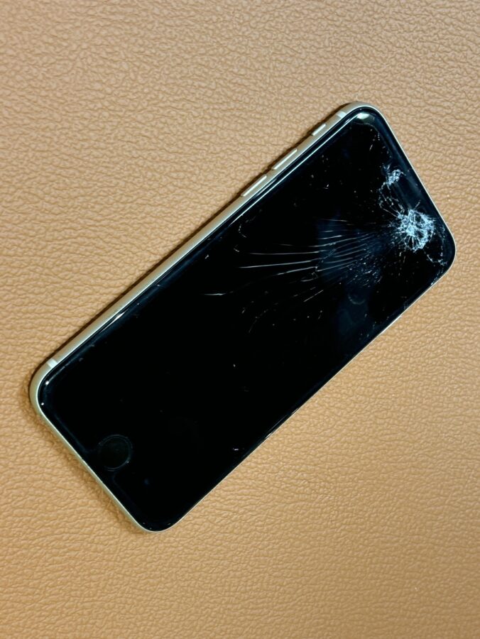 コンクリートに落として画面が割れた?iPhoneSE3の画面交換修理をいたしました！【スマホ修理工房仙台パルコ2店】