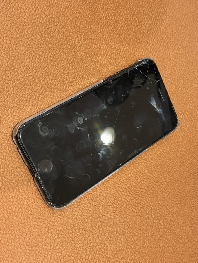 液晶表示不良が起きてしまったiPhoneSE第3世代（SE3）の画面交換修理を行いました!【スマホ修理工房仙台パルコ2】