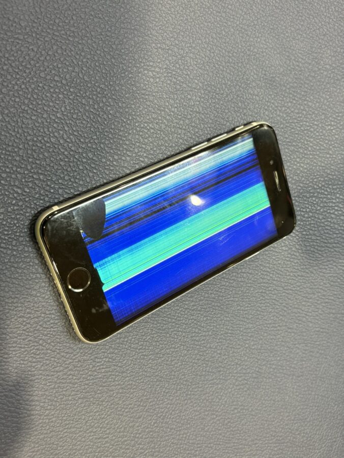 液晶不良で操作ができなくなってしまったiPhoneSE2の画面交換の修理！【スマホ修理工房仙台パルコ2店】