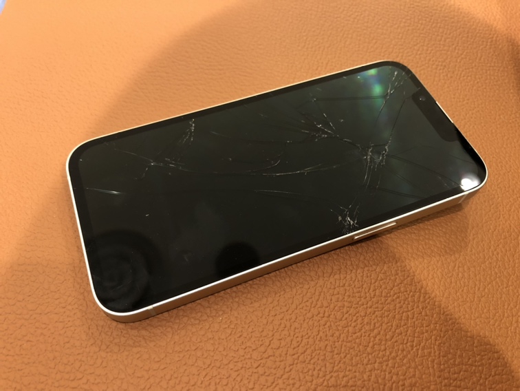 画面の割れたiPhone13(アイフォンサーティーン)のパネル交換を行いました!【スマホ修理工房仙台PARCO2店】