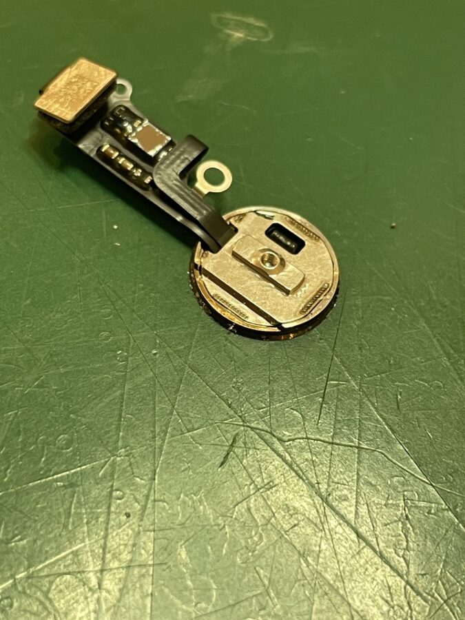 春日部市からご来店！ホームボタン修理もご相談ください。  【スマホ修理工房イオンせんげん台店】