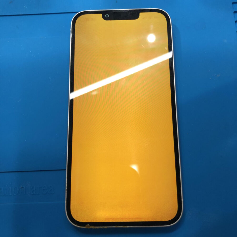 雨に濡れてiPhone13（アイフォン13）の画面がオレンジ色に？！【スマホ修理工房池袋P’パルコ店】