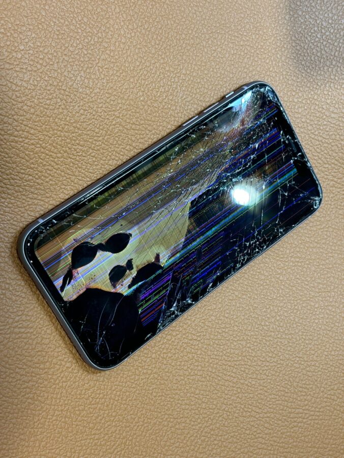 液晶不良が起こってしまったiPhone11(アイフォンイレブン)の画面交換修理を行いました。【iPhone修理工房仙台PARCO