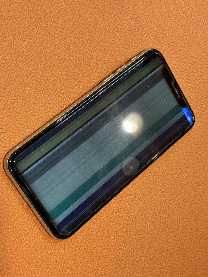 液晶不良になってしまったiPhone11Pro(アイフォンイレブンプロ)画面修理でお持ち込み頂きました。【スマホ修理工房仙