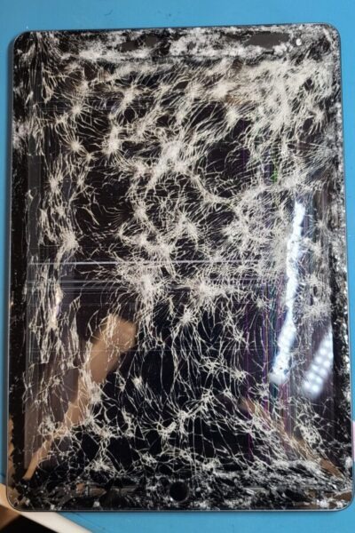 【糟屋郡でiPad修理】iPad9（第9世代）のガラスが粉々に！液晶表示不良も起こって操作が出来ない！