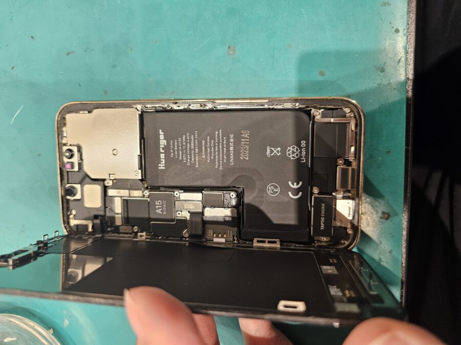 iPhone13シリーズのバッテリー交換30分～即日対応いたします！！【スマホ修理工房北千住マルイ店】