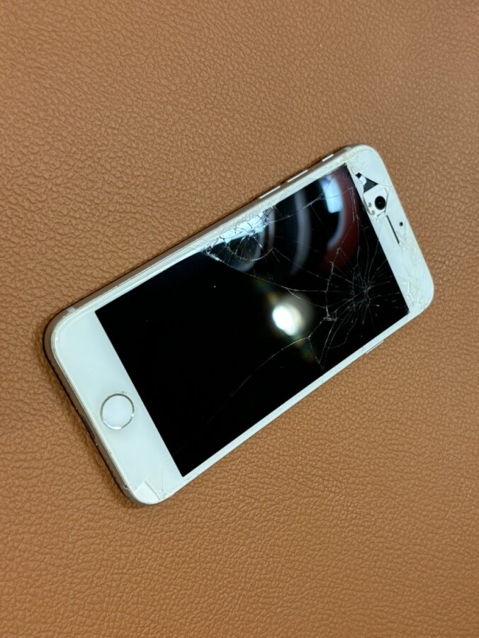 画面が割れてしまい中身がみえているiPhone8(アイフォンエイト)をお持ち込み頂きました。【スマホ修理工房仙台PARCO