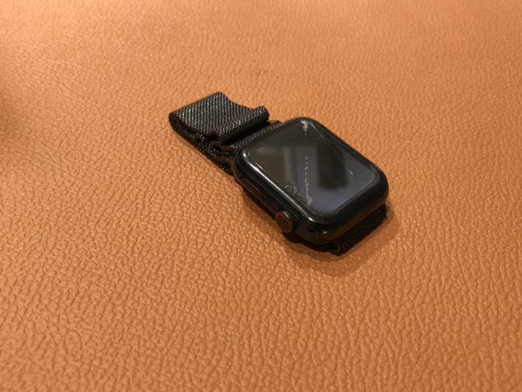 画面が割れてしまったApple Watch4 44mm(アップルウォッチ)をお持ち込み頂きました