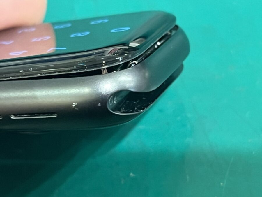 画面の浮いたAppleWatchシリーズ6（アップルウォッチ）の接着作業を行いました！【スマホ修理工房 新宿PePe店】