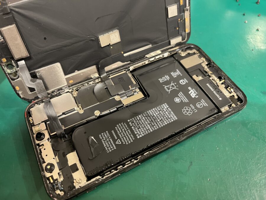 iPhone XS（アイフォン）が水没で起動しない...直る見込みはどれくらい？【スマホ修理工房新宿PePe店】