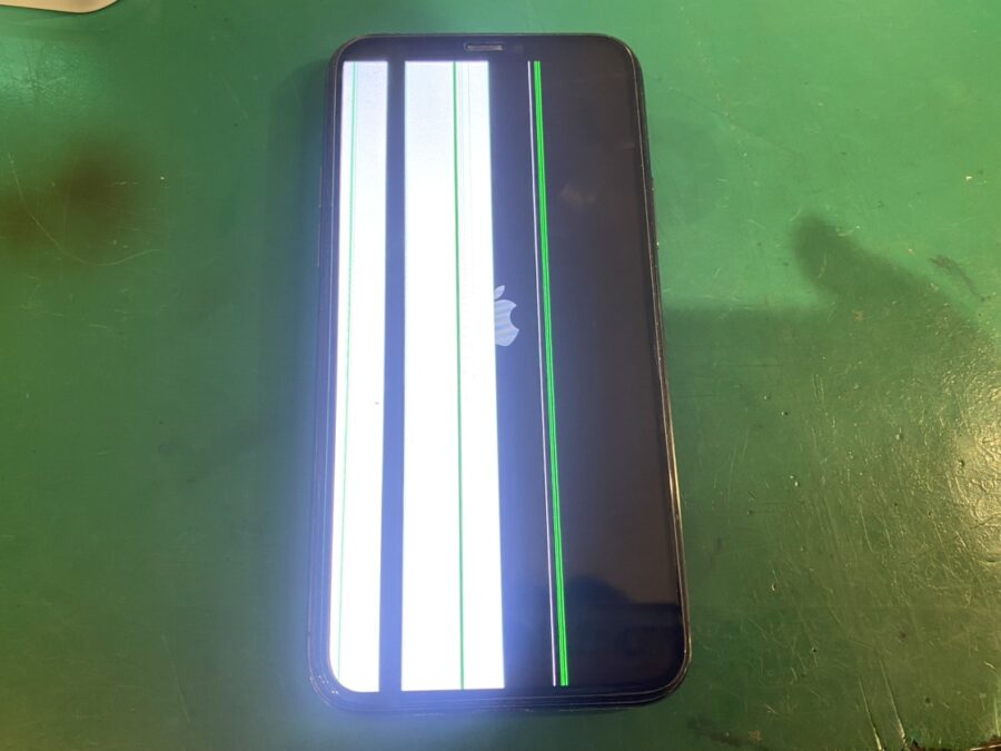 iPhone 11Proの画面に縦線が...【スマホ修理工房新宿PePe店】の修理なら預かりから即日で返却！