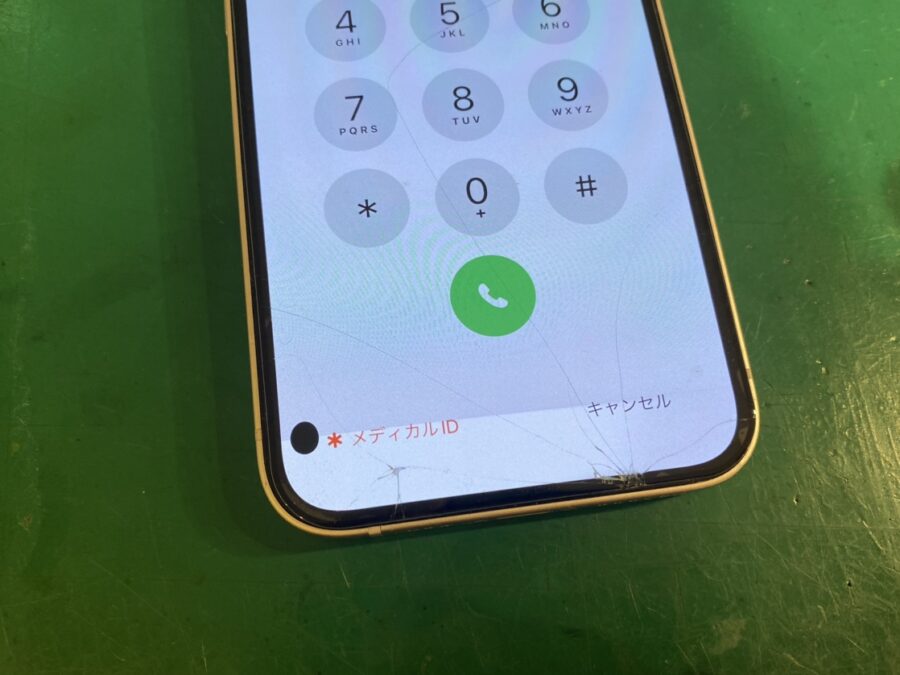 iPhone13の画面に黒い点が？！(アイフォン)の画面交換なら【スマホ修理工房新宿PePe店】へ！