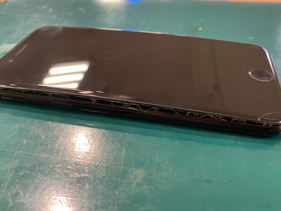バッテリーが膨張したiPhone7（アイフォン）を新宿エリアでバッテリー交換するなら【スマホ修理工房新宿PePe店】