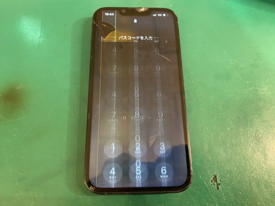 液晶が破損してタッチが効かないiPhone14(アイフォン)の画面交換を即日対応いたしました！【スマホ修理工房新宿PePe