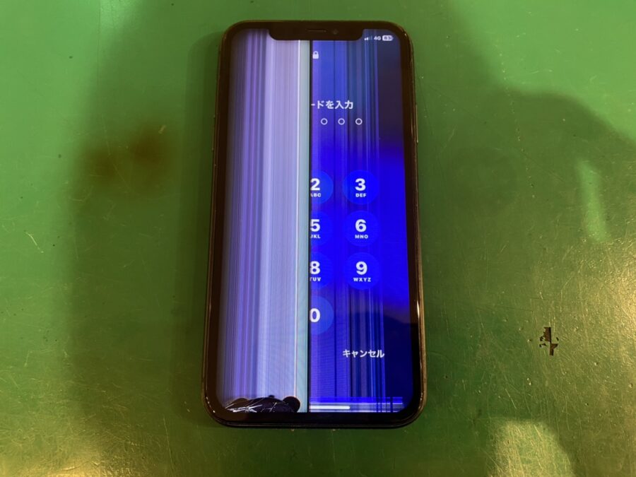 縦半分が破損してしまったiPhone11(アイフォン)でも数十分で返却可能です！【スマホ修理工房新宿PePe店】