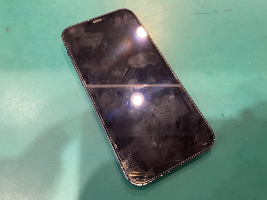 画面が割れてゴーストタッチも起きるように…iPhone 12(アイフォン)の画面修理 - スマホ修理工房ペリエ千葉店