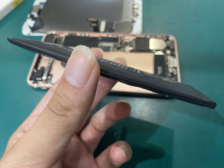 画面との間に隙間が出来てました！iPhone 8(アイフォン)のバッテリー交換 - スマホ修理工房ペリエ千葉店