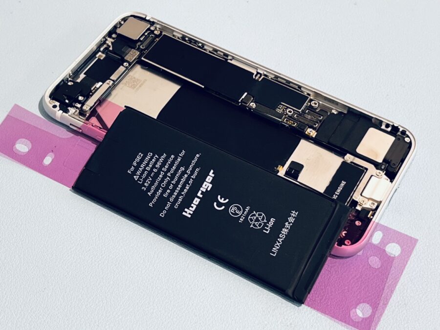 充電の持ちが悪くモバイル充電器が欠かせない！iPhoneSE第二世代(アイフォン)のバッテリー交換修理を行いました！