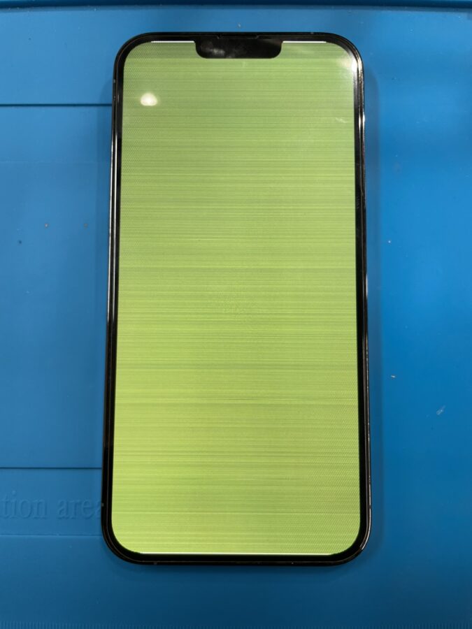 iPhone13ProMaxの画面が緑に？液晶交換は【スマホ修理工房池袋P'パルコ店】までお越しください！