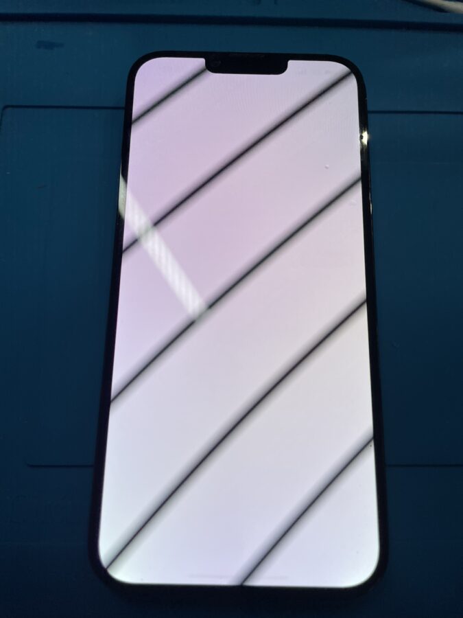 iPhone13ProMaxの画面が真っ白に！？【スマホ修理工房池袋P'パルコ店】
