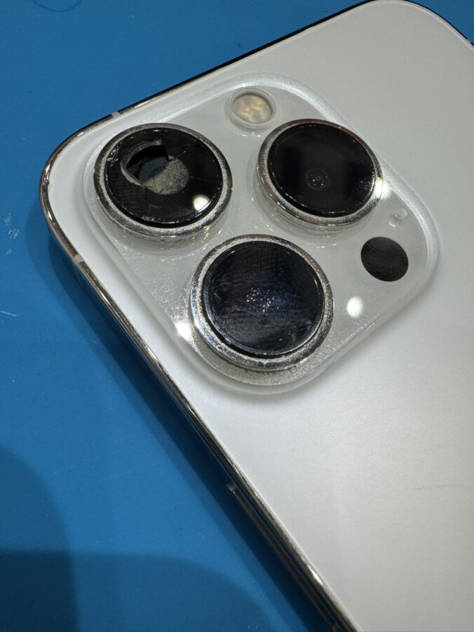 iPhone13Proのカメラレンズが割れた！そんな時は最短即日・データそのままで修理の【スマホ修理工房 池袋P'パルコ本店】