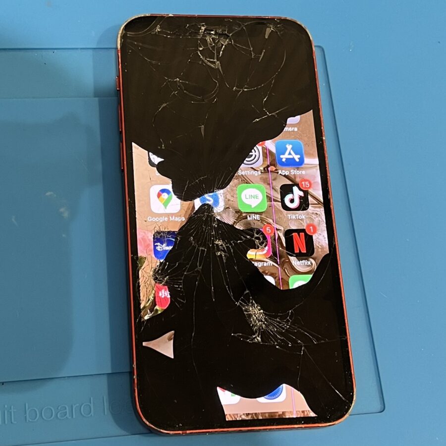 iPhone12（アイフォン12）の画面が壊れてしまって使えない？データそのまま、即日修理の「スマホ修理工房渋谷店」へ