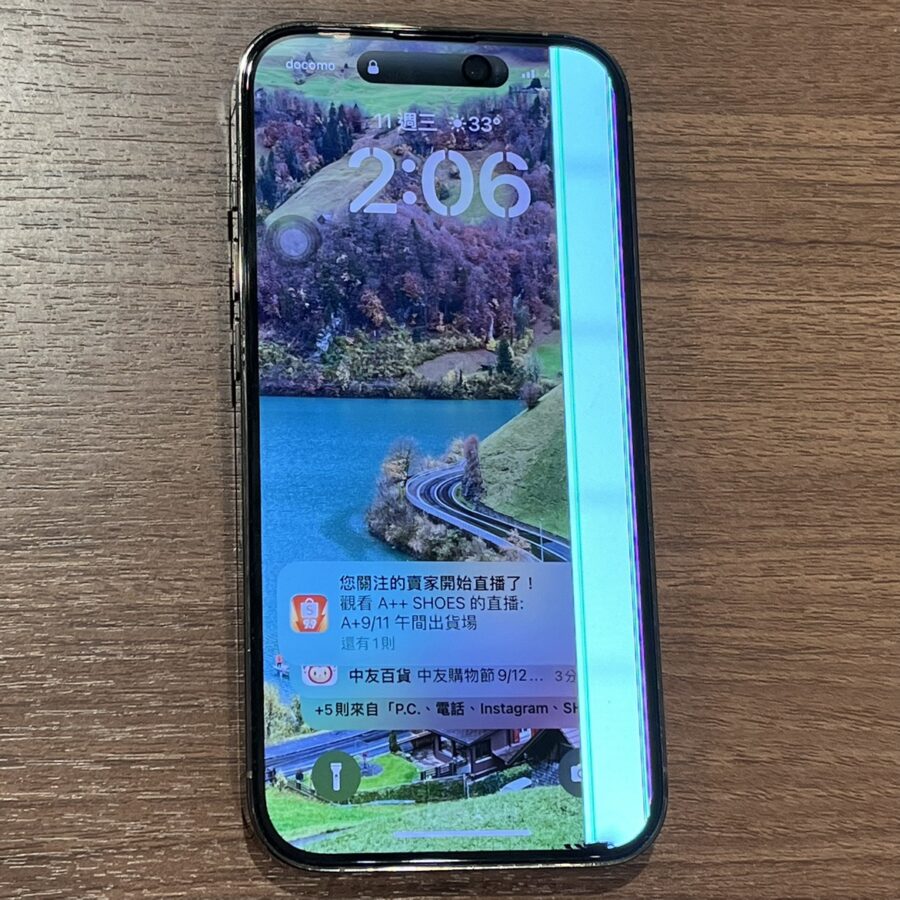 落下の衝撃でiPhone14Pro（アイフォン）の画面に白い光が。。スマホ修理工房渋谷店なら、即日修理でご対応可能です！
