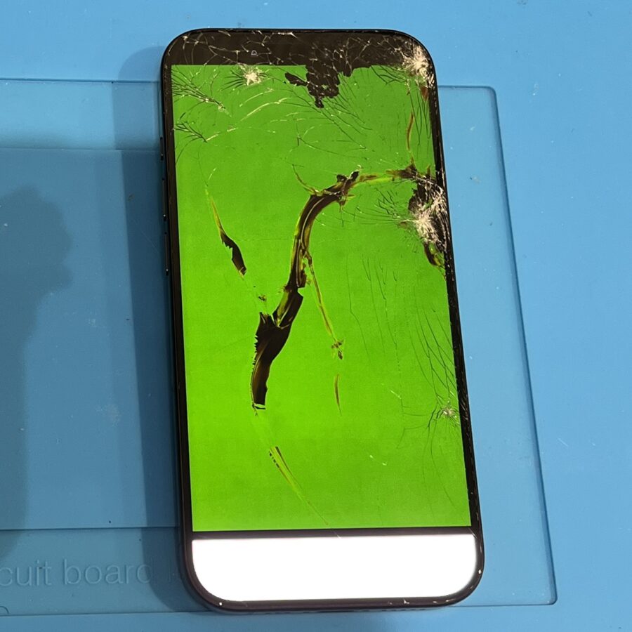iPhone15proに買い替えるより断然お得！iPhone15Pro（アイフォン）の画面修理はスマホ修理工房渋谷店にご相談！！