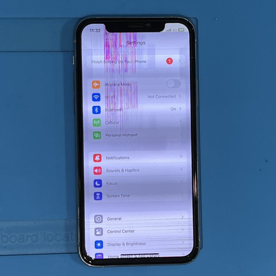 iPhone11pro（アイフォン11プロ）の液晶が表示不良修理ならデータそのまま、即日修理の「スマホ修理工房渋谷店」へ！