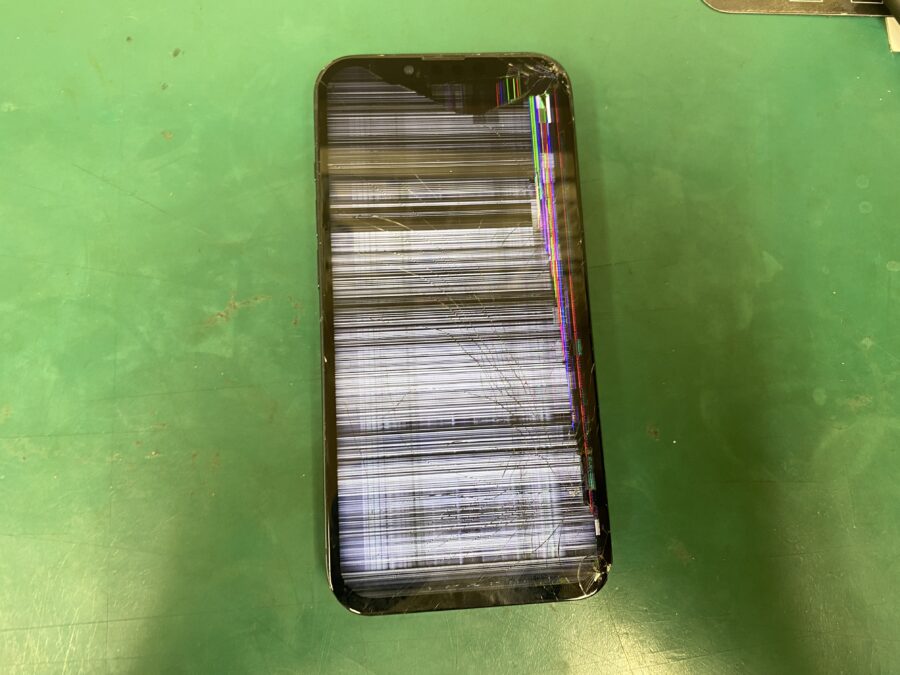 江東区西大島、亀戸近くのスマホ修理店！iPhone13(アイフォン)画面割れ液晶破損。全く操作できない。