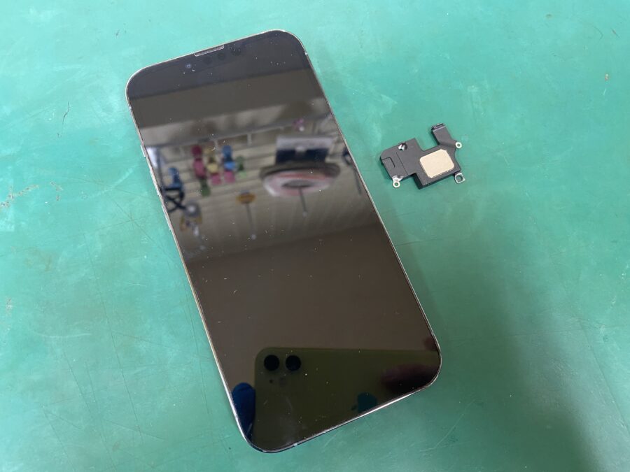 江東区西大島、亀戸近くのスマホ修理店！iPhone13Pro(アイフォン)耳元のスピーカーが音割れする。