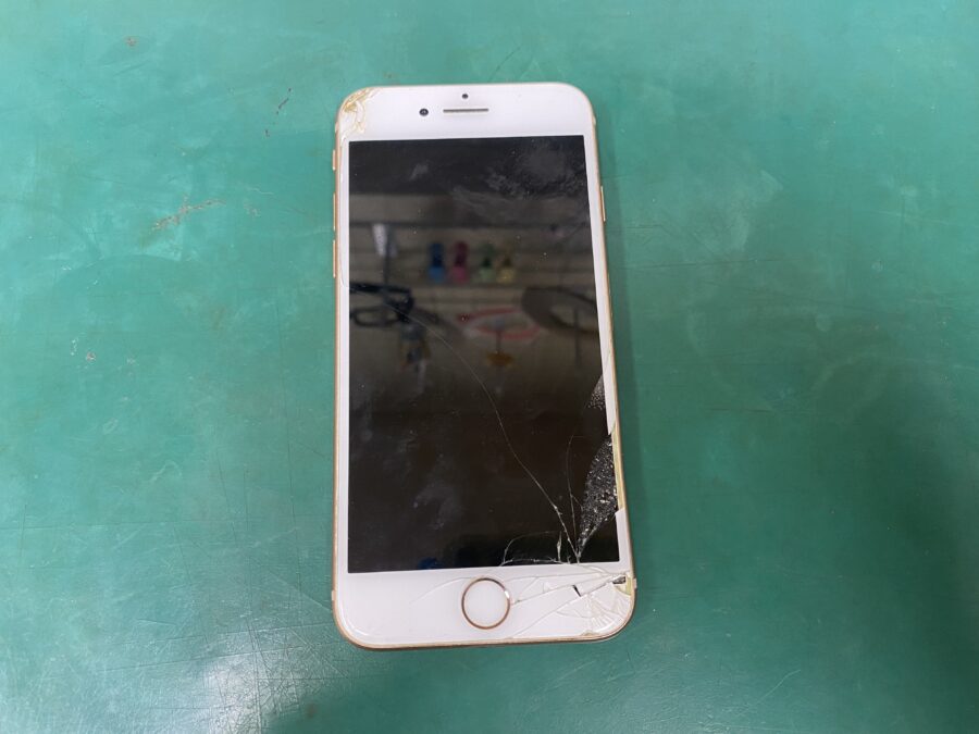 江東区西大島、亀戸近くのスマホ修理店！iPhone8(アイフォン)画面割れて操作が出来ない。。