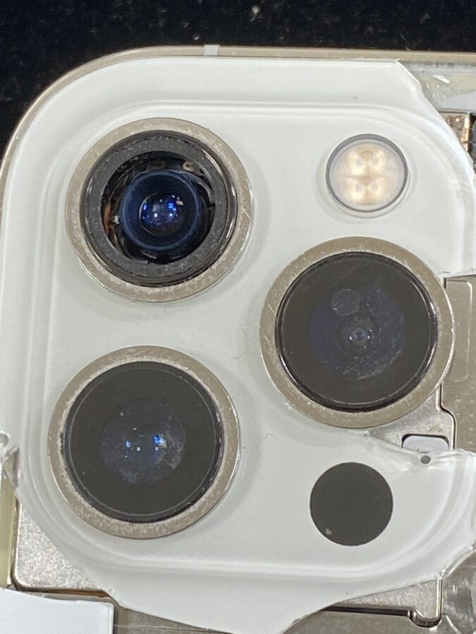 iPhone11pro（アイフォン）のカメラレンズが割れてしまった！そんな時はご相談ください！