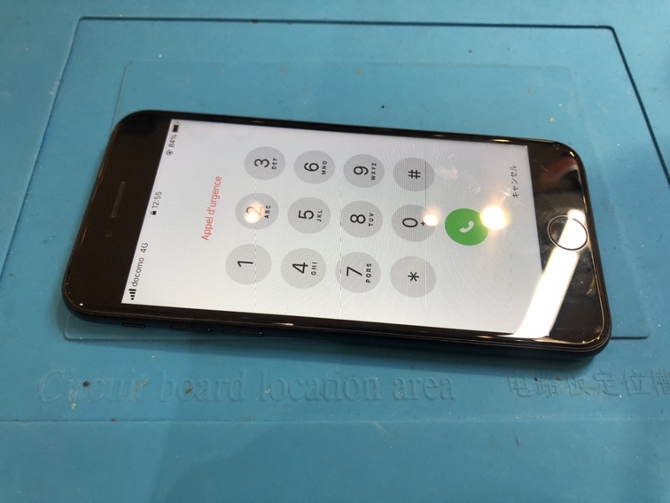 画面に細かい横線が入っているiPhoneSE2(アイフォンエスイーツー)の画面交換修理を行いました。