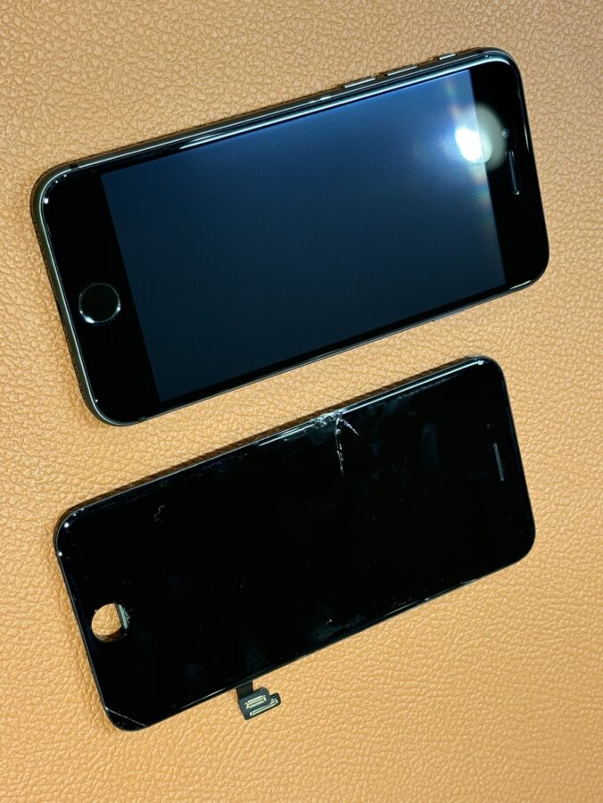 画面が割れてしまったiPhone8(アイフォンエイト)パネル交換を行いました!【スマホ修理工房仙台PARCO2店】