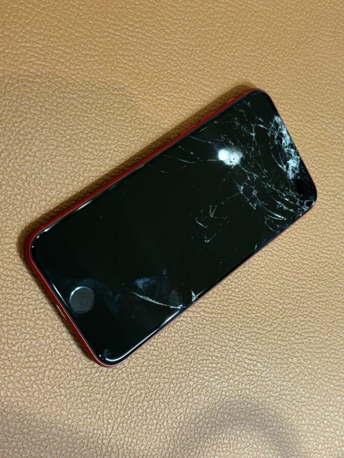 細かくガラスが割れしまって操作できない…iPhoneSE2(アイフォンエスイー)をお持ち込み頂きました。