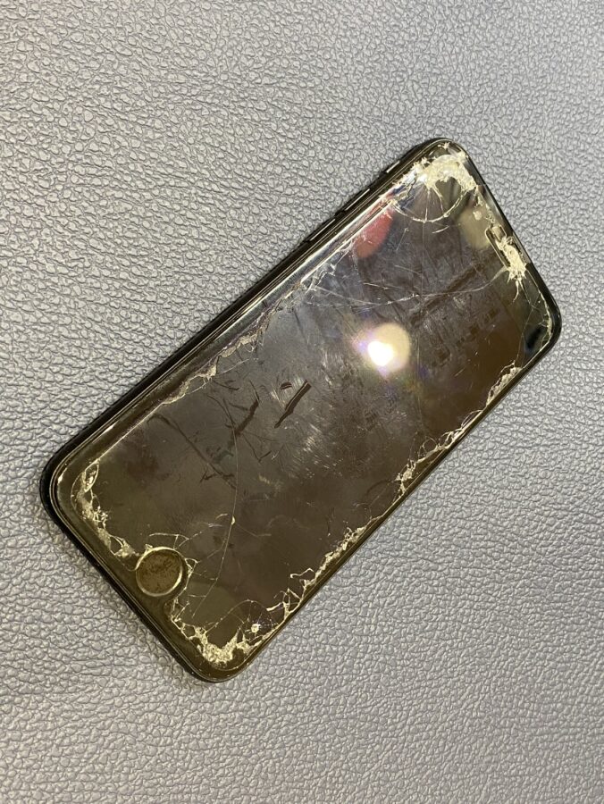 画面がバキバキに…?iPhoneSE2(アイフォンエスイー)をお持ち込み頂きました。【スマホ修理工房仙台PARCO2店】