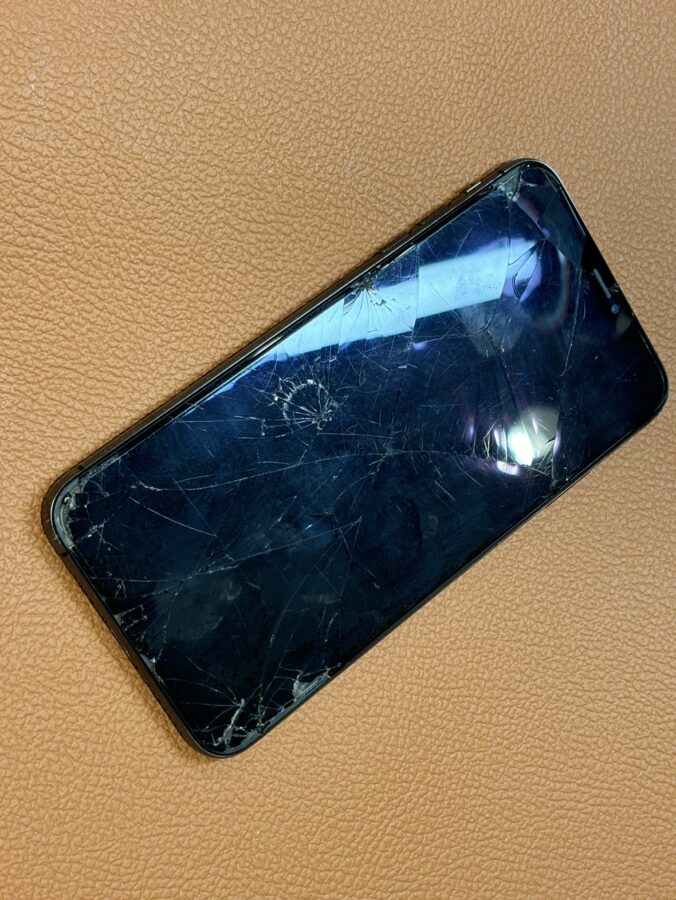 ガラスがバキバキ… タッチ効かない… iPhoneXSMax(アイフォンテンエスマックス)修理を行いました!