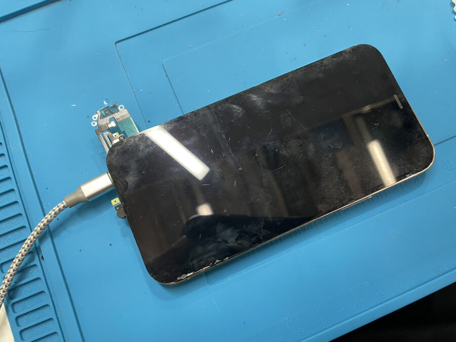 充電ができないiPhone12Proでも【スマホ修理工房池袋P'パルコ店】ならその日のうちに解決！
