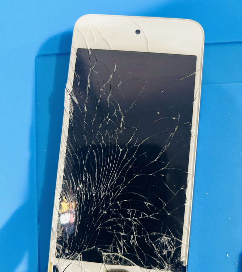 iPodtouch7落として画面割れてるならデータそのまま即日修理のスマホ修理工房 渋谷店へ