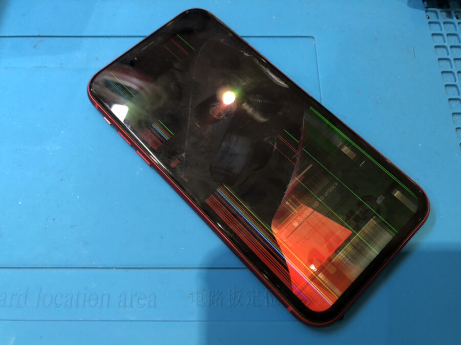 液晶に黒い模様がでて操作ができないiPhone11(アイフォンイレブン)をお持ち込み頂きました。
