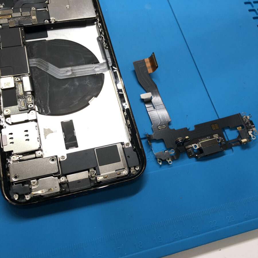 iPhone14の充電コネクタ交換は、データそのまま・即日修理対応の【スマホ修理工房 池袋P'パルコ本店】へ！