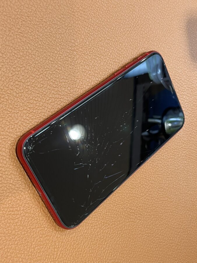 画面が割れてしまいうつらなくなったiPhone11の画面交換修理を行いました。【スマホ修理工房仙台パルコ2店】
